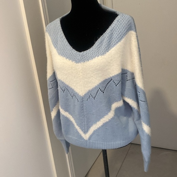 Light Blue & White long sleeved V-neck Women's Sweater in size Large - Picture 9 of 12